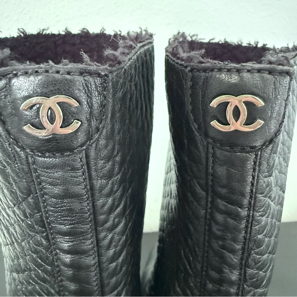 Chanel CC Logo Shearling Black Leather Boots - Picture 2 of 15